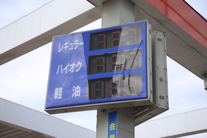 Preistafel an einer japanischen Tankstelle