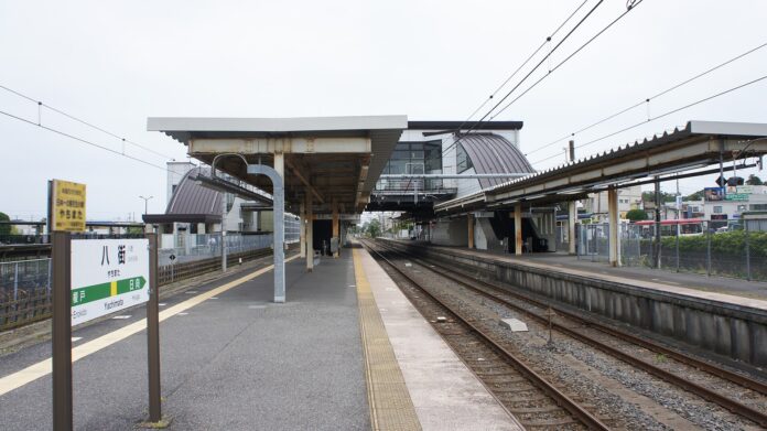 Bahnsteig des Bahnhofs Yachimata an der Sōbu-Hauptlinie