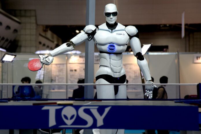 Humanoider Roboter auf einer Fachmesse (Symbolbild)