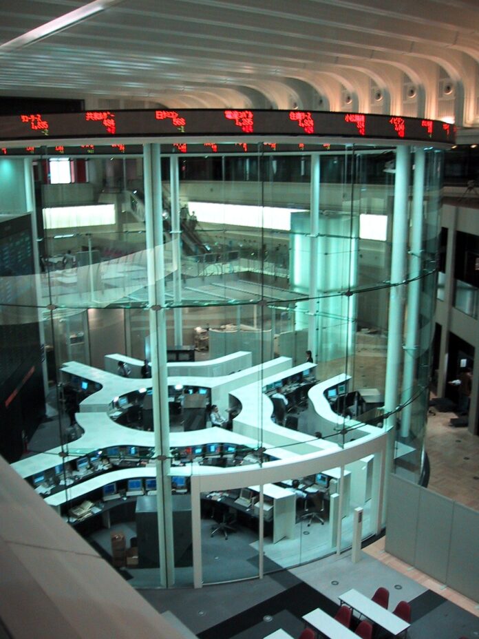 Handelsraum der Tokioter Börse mit Kursanzeigen