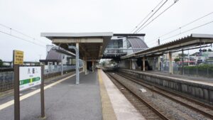 Bahnsteig des Bahnhofs Yachimata an der Sōbu-Hauptlinie