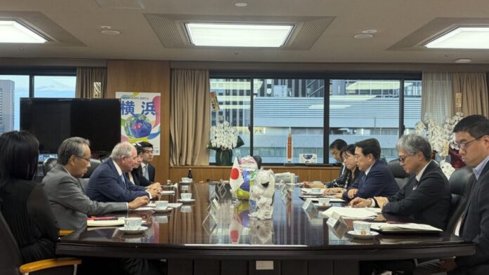 Blackstone-Chef Stephen Schwarzman und Japans Wirtschaftsminister Ryōsei Akazawa bei einem Treffen im Wirtschaftsministerium in Tokio