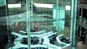 Handelsraum der Tokioter Börse mit Kursanzeigen