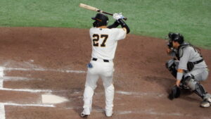 Ein Schlagmann der Yomiuri Giants mit der Nummer 27 am Schlagmal, dahinter ein Catcher