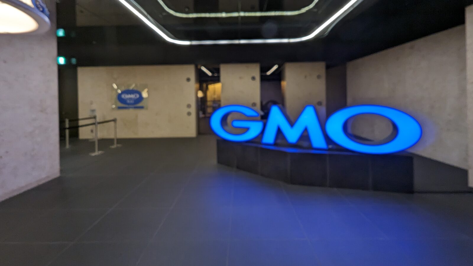 Eingang des GMO-Gebäudes Fukuras in Shibuya, Tokio