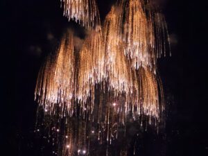 Goldenes Feuerwerk mit herabfallenden Funken vor dem Nachthimmel
