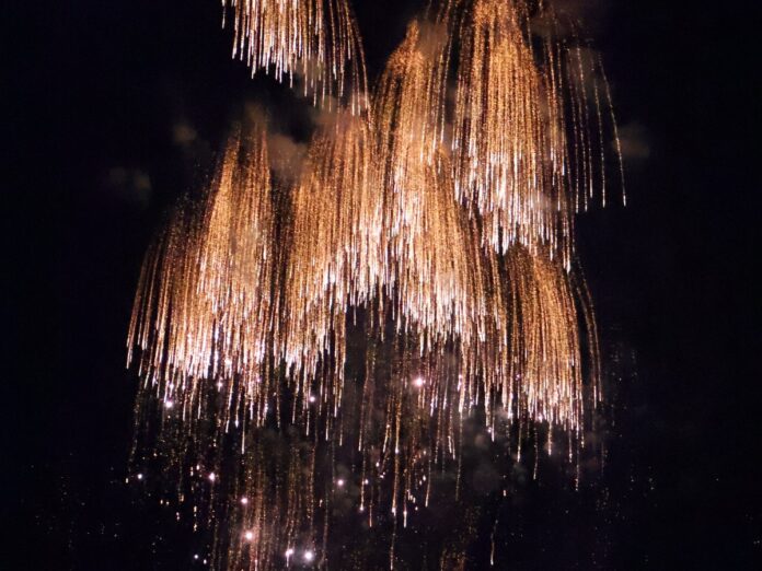 Goldenes Feuerwerk mit herabfallenden Funken vor dem Nachthimmel