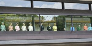 Kaiser Naruhito spricht auf dem Balkon des Kaiserpalasts, neben ihm Kaiserin Masako und weitere Mitglieder der Kaiserfamilie