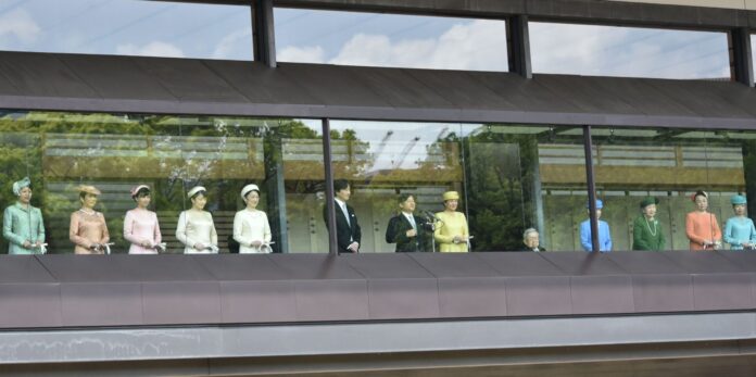 Kaiser Naruhito spricht auf dem Balkon des Kaiserpalasts, neben ihm Kaiserin Masako und weitere Mitglieder der Kaiserfamilie