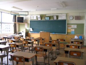 Klassenzimmer einer japanischen Schule mit Tafel und Schulbänken