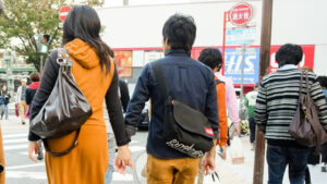 Ein Paar geht Hand in Hand durch Sannomiya in Kobe