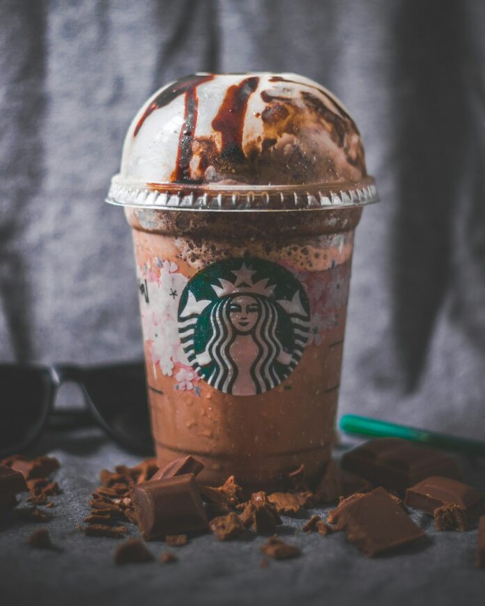 Ein Starbucks-Becher mit einem Eisgetränk (Symbolbild)