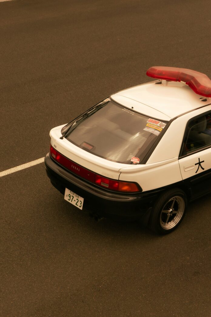 Ein japanisches Polizeiauto am Straßenrand (Symbolbild)