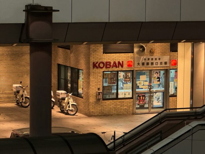 Zwei Polizeiroller vor einer Polizeiwache (Kōban) in Saitama bei Nacht (Symbolbild)