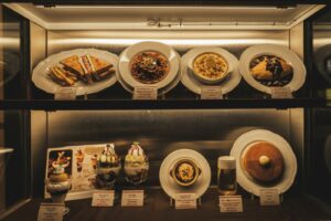 Beleuchtete Vitrine mit Speisenmodellen vor einem Restaurant in Tokio (Symbolbild)