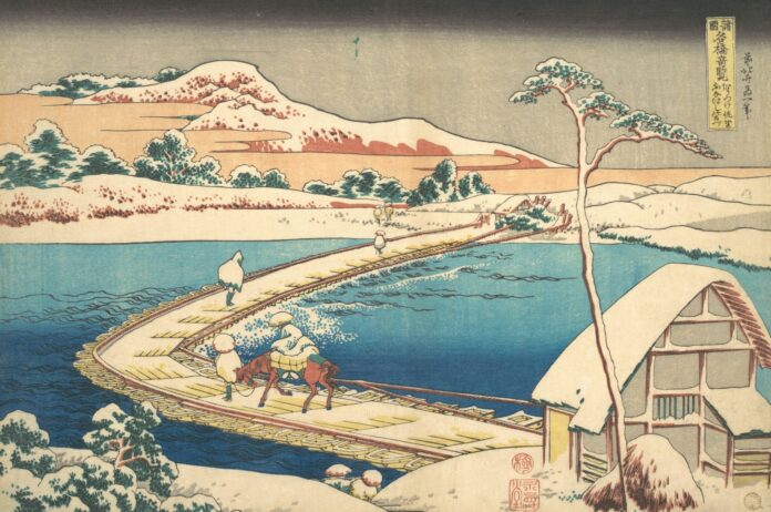 Farbholzschnitt von Katsushika Hokusai mit verschneiter Landschaft und einer Schiffsbrücke (Symbolbild, nicht aus der Ausstellung)