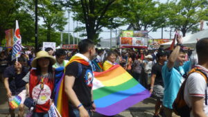 Teilnehmer der Tokyo Rainbow Pride mit Regenbogenflagge in Tokio