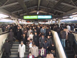 Dicht gedrängte Pendler auf einer Treppe am Bahnsteig im Bahnhof Tokio während der Rushhour