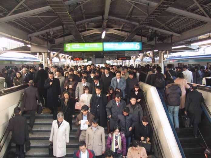 Dicht gedrängte Pendler auf einer Treppe am Bahnsteig im Bahnhof Tokio während der Rushhour