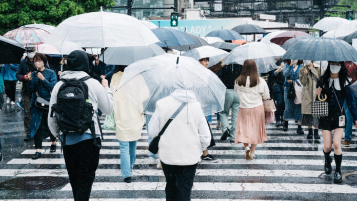Passanten auf der Shibuya-Kreuzung in Tokio