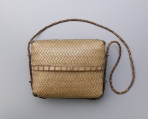 Bambus-Schultertasche nach einem Entwurf von Shōya Yoshida