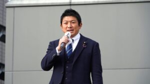 Sanseitō-Chef Sōhei Kamiya bei einer Straßenrede in Kumamoto