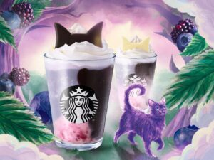 Zwei Frappuccinos mit schwarzen und weißen Katzenohren aus Schokolade