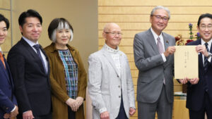 Manga-Zeichner Tetsuya Chiba mit Machiko Satonaka und Politikern in Tokio