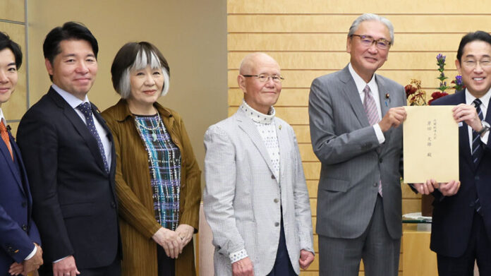 Manga-Zeichner Tetsuya Chiba mit Machiko Satonaka und Politikern in Tokio