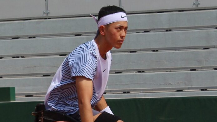 Rollstuhltennisspieler Tokito Oda auf dem Sandplatz in Paris