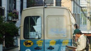 Lieferwagen von Yamato Transport mit dem Kuroneko-Logo