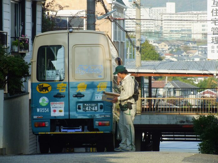 Lieferwagen von Yamato Transport mit dem Kuroneko-Logo